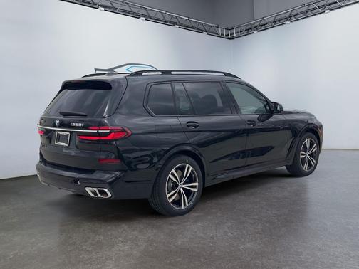 Black Sapphire Metallic 2025 BMW X7 M60i