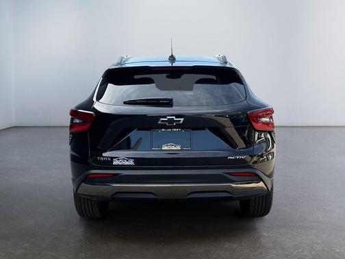 Mosaic Black Metallic 2026 Chevrolet Trax FWD ACTIV