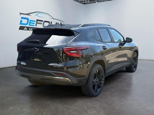 Mosaic Black Metallic 2026 Chevrolet Trax FWD ACTIV