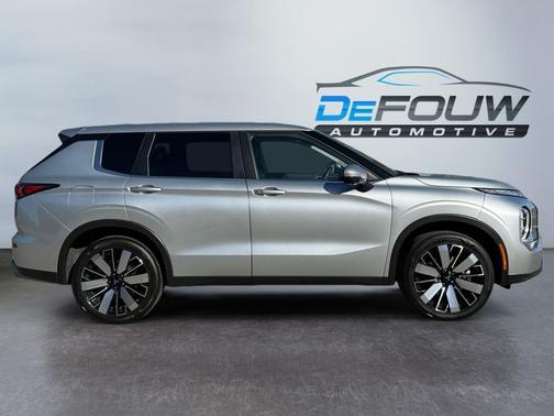 Alloy Silver Metallic 2025 Mitsubishi Outlander SE 2.5 2WD