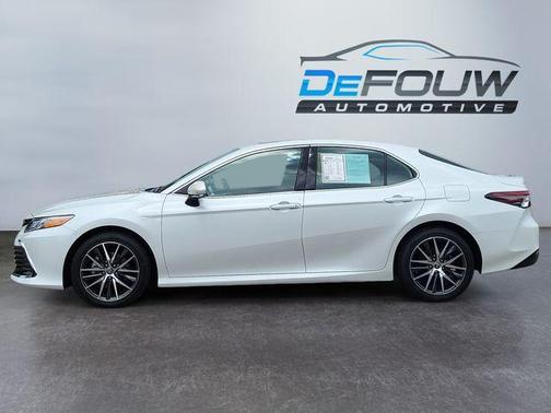 2022 Toyota Camry Hybrid XLE