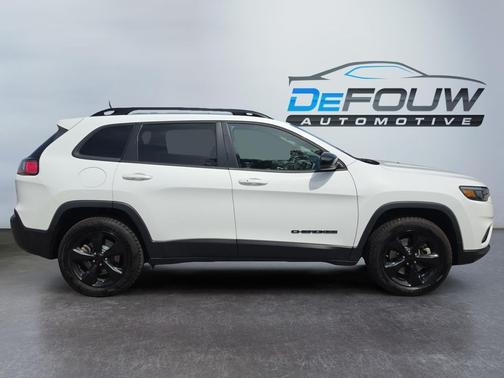 Bright White 2022 Jeep Cherokee Altitude