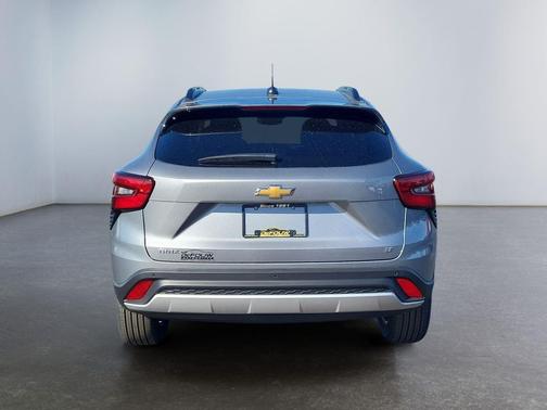 Sterling Gray Metallic 2026 Chevrolet Trax LT