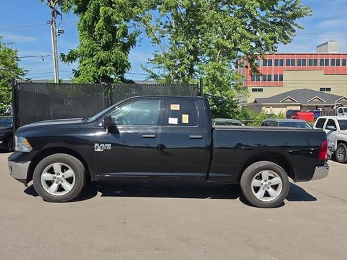 Diamond Black Crystal Pearl 2022 RAM 1500 Tradesman