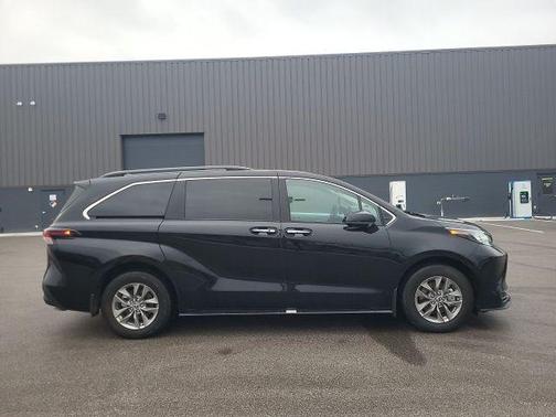 2025 Toyota Sienna XSE 7 Passenger