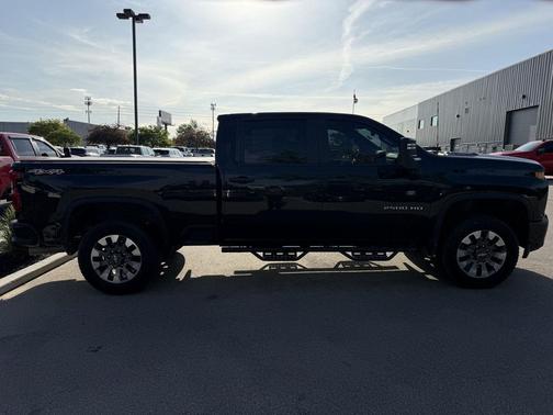 Mosaic Black Metallic 2022 Chevrolet Silverado 2500 Custom