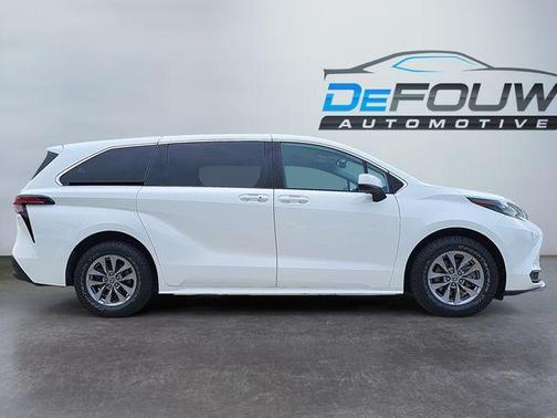 2022 Toyota Sienna LE