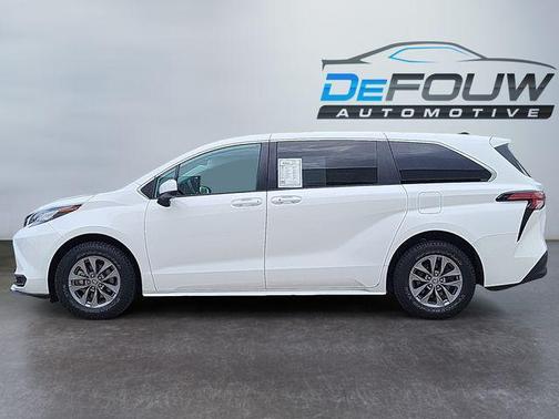 2022 Toyota Sienna LE