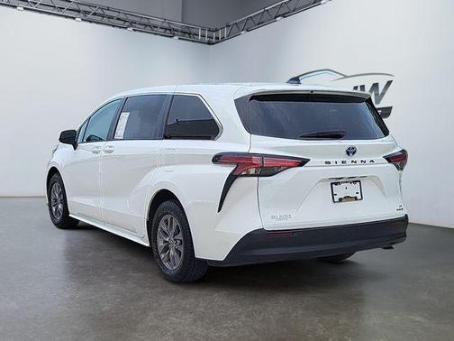 2022 Toyota Sienna LE