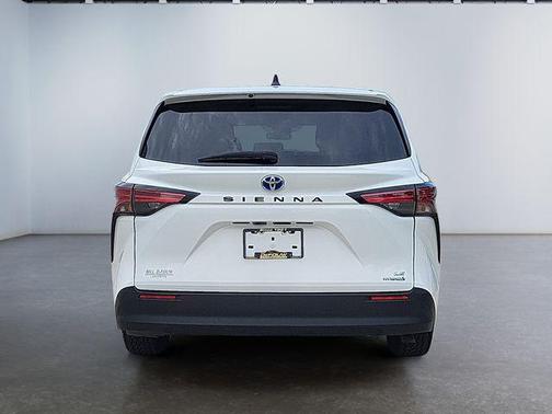 2022 Toyota Sienna LE