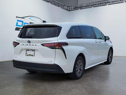 2022 Toyota Sienna LE