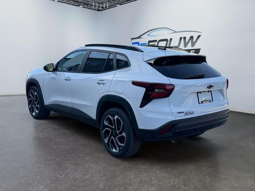 Summit White 2026 Chevrolet Trax FWD 2RS