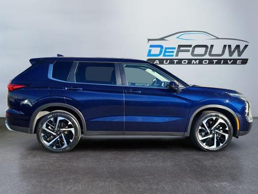 2024 Mitsubishi Outlander SE Black Edition w/Pano Roof S-AWC