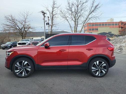 2023 Volvo XC40 B5 Ultimate Bright Theme