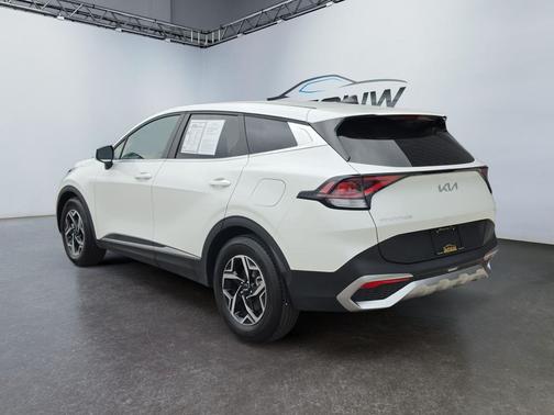 Snow White Pearl 2025 Kia Sportage LX