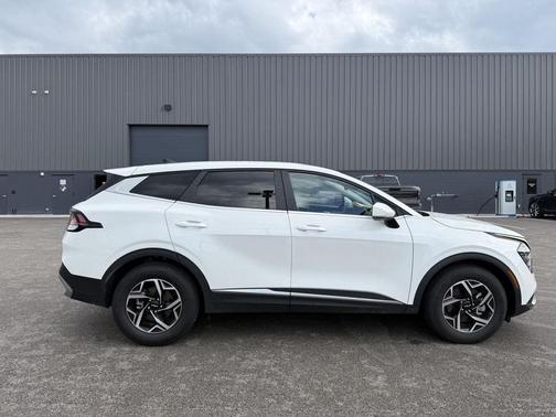Snow White Pearl 2025 Kia Sportage LX