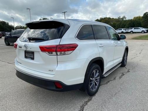 Photo 2 of 31 of 2018 Toyota Highlander XLE