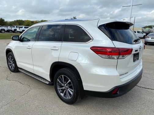 Photo 4 of 31 of 2018 Toyota Highlander XLE