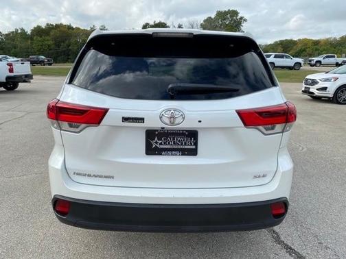Photo 3 of 31 of 2018 Toyota Highlander XLE