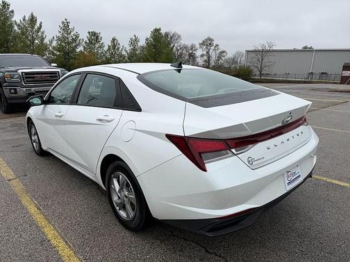 2022 Hyundai ELANTRA SE