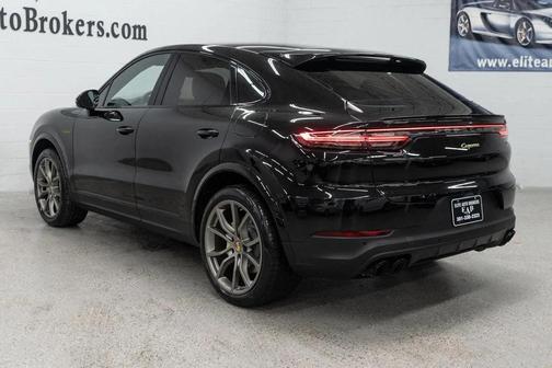 Chromite Black Metallic 2023 Porsche Cayenne Platinum Edition