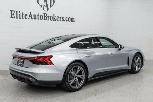 Florett Silver Metallic 2024 Audi e-tron GT Premium Plus quattro