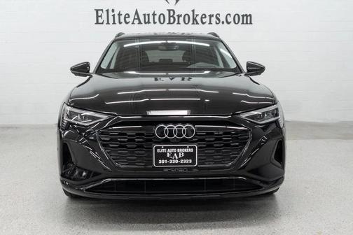 Mythos Black Metallic 2024 Audi Q8 e-tron Prestige