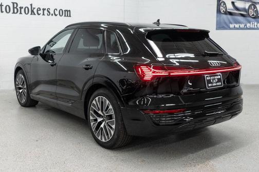 Mythos Black Metallic 2024 Audi Q8 e-tron Prestige