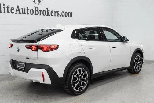 Mineral White Metallic 2025 BMW X2 xDrive28i