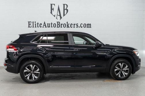 Deep Black Pearl 2024 Volkswagen Atlas Cross Sport 2.0T SE