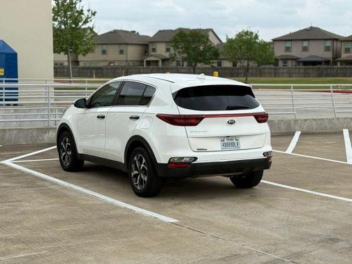 White 2021 Kia Sportage LX