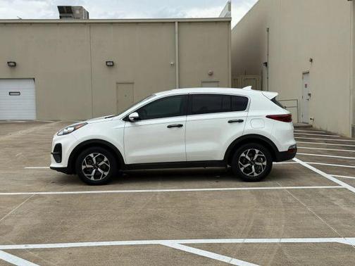 White 2021 Kia Sportage LX
