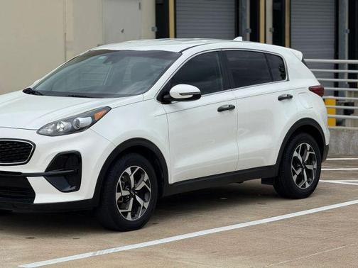 White 2021 Kia Sportage LX