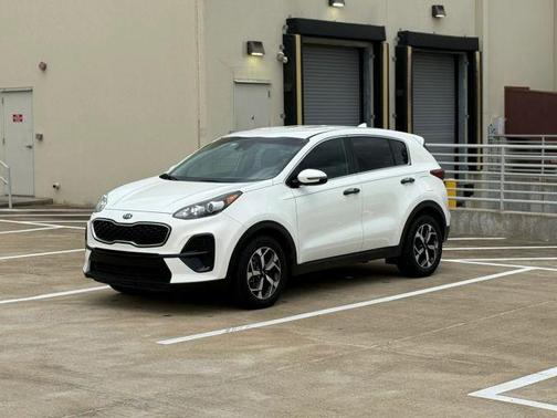 White 2021 Kia Sportage LX