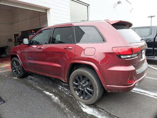 Photo 3 of 5 of 2019 Jeep Grand Cherokee Altitude