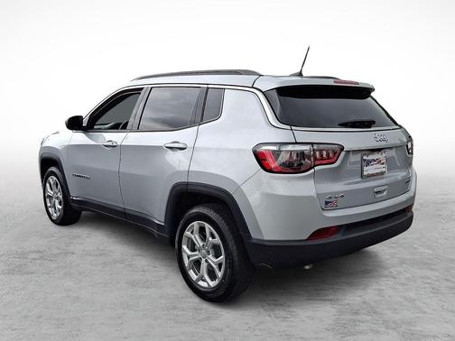Silver Zynith Metallic Clearcoat 2024 Jeep Compass Latitude