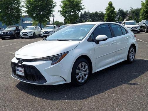 Photo 3 of 29 of 2020 Toyota Corolla LE