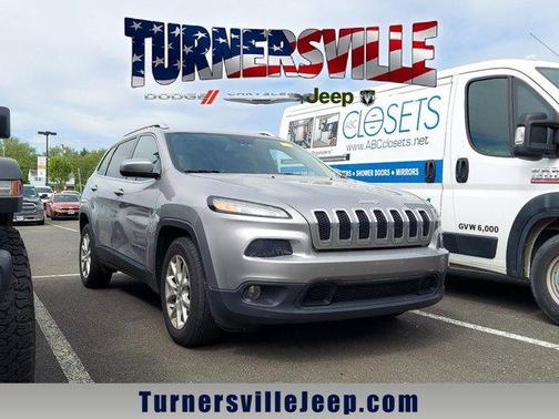 Photo 1 of 4 of 2017 Jeep Cherokee Latitude