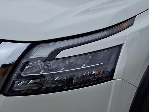 Pearl White Tricoat 2024 Nissan Pathfinder SV 4WD