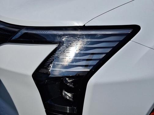 Bright White Clearcoat 2027 Chrysler Pacifica L