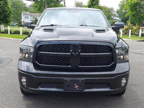 Photo 2 of 32 of 2019 RAM 1500 Classic Big Horn