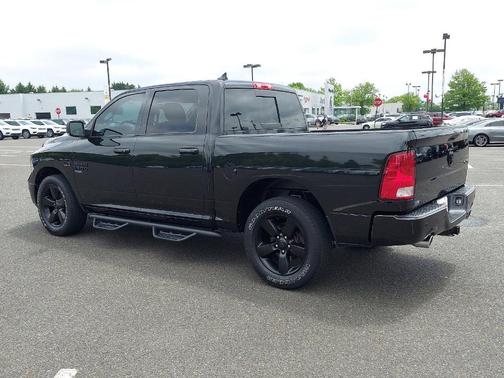 Photo 4 of 32 of 2019 RAM 1500 Classic Big Horn