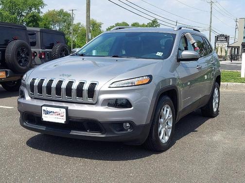 Photo 3 of 33 of 2017 Jeep Cherokee Latitude