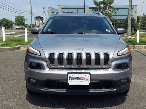 Photo 2 of 33 of 2017 Jeep Cherokee Latitude