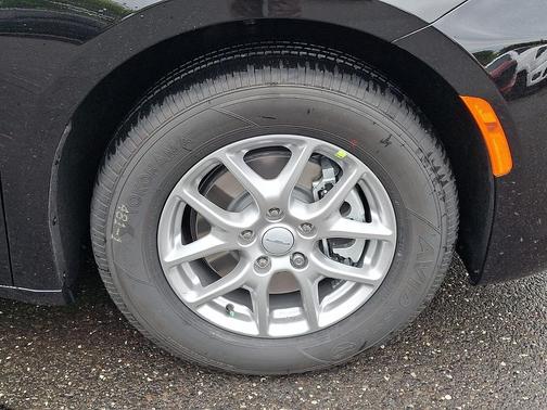 Diamond Black Crystal Pearlcoat 2027 Chrysler Pacifica L