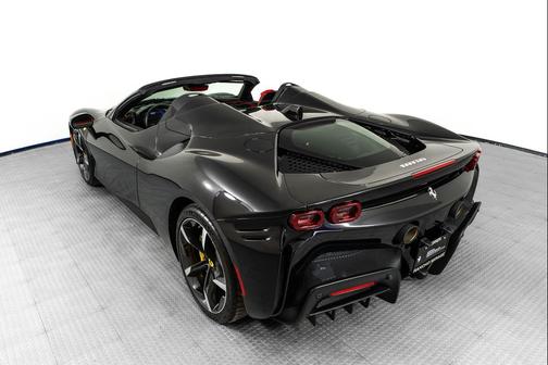 Nero 2025 Ferrari SF90 Spider Base