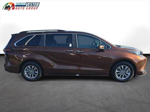 2023 Toyota Sienna XLE 8 Passenger