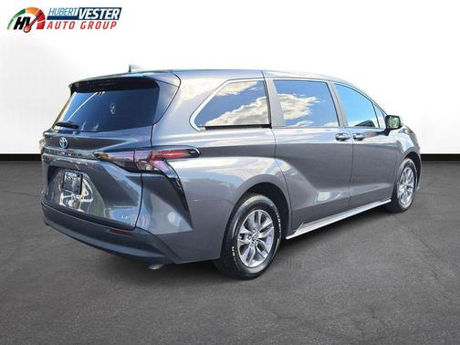 2025 Toyota Sienna LE