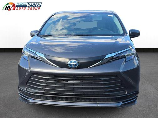 2025 Toyota Sienna LE