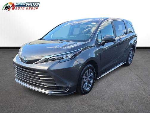 2025 Toyota Sienna LE